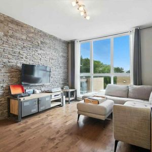 Magnifique 4 1/2 Condo Semi-Meublé avec Terrasse sur le Toit et Vue sur le Mont-Royal – Ahuntsic-Cartierville - Photo 2