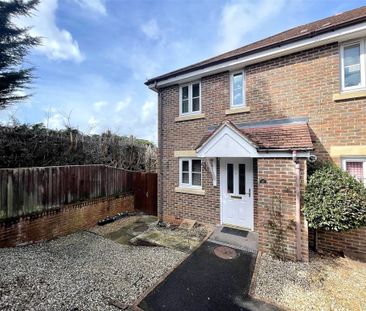 2 Bedroom House - Hall Drive, Fleet - Photo 1