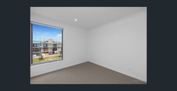 Brand-new, 4-bedroom Townhouse! - Photo 1