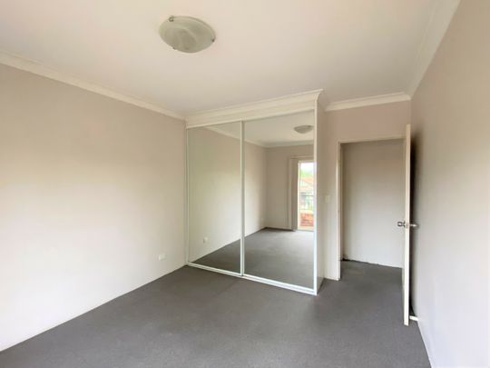 Spacious 2 Bedroom Apartment with lock up garage! - Photo 1