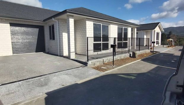 This well-presented modern two-bedroom unit is available for rent in a fantastic Katikati location. - Photo 1
