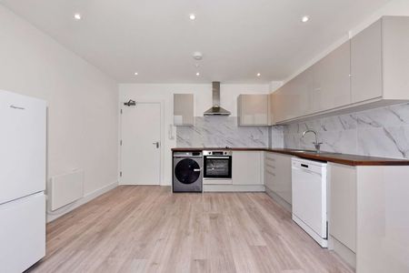 A modern second floor apartment located in the centre of High Wycombe. - Photo 5