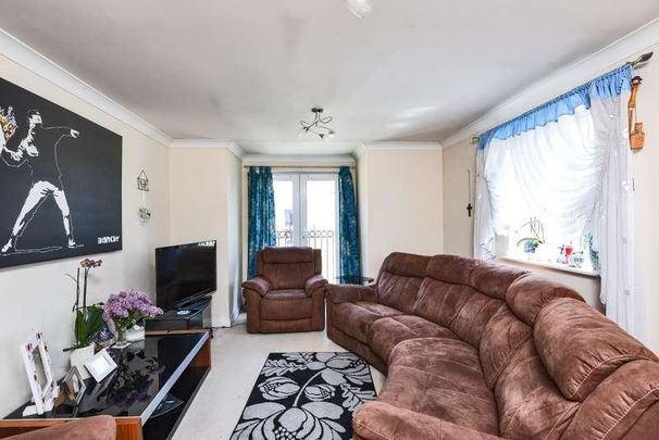 Shepherds Court, Carterton, OX18 - Photo 1