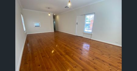 Sunlit, spacious, detached homette-style unit with private rear courtyard & ducted air conditioning. - Photo 3