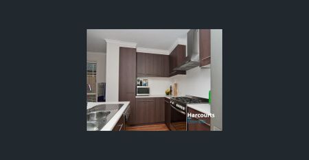 Gorgeous 4 bedroom townhouse - Photo 3