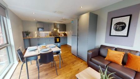 4-Bed Silver Apartment - Photo 2