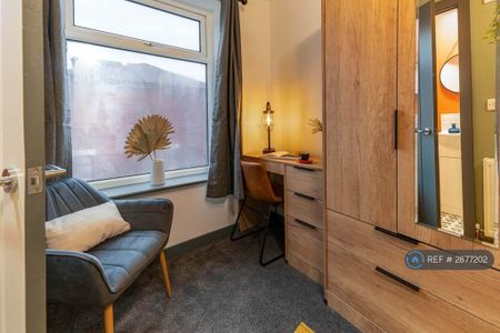 1 bedroom in a house share to rent - Photo 2