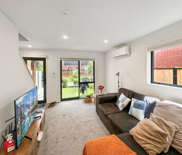 Quiet, Sunny & Private Modern 2-Bedroom Townhouse - Photo 2