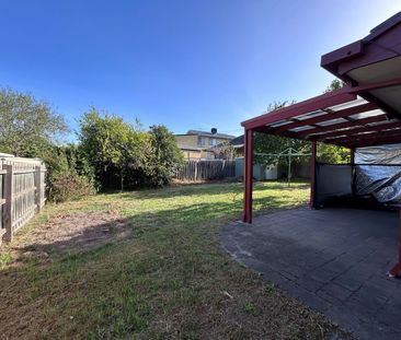Family-Friendly 3-Bedroom Home with Large Backyard & Excellent Comfort - Photo 5