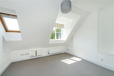 Gatcombe Mews, Hanger Lane - Photo 2