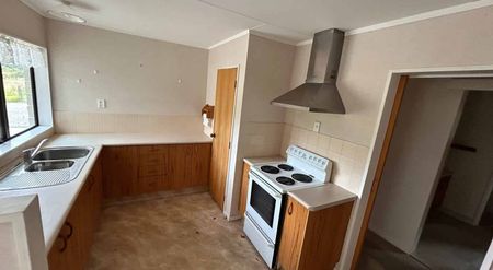 FOUR BEDROOMS, ASHHURST - Photo 4