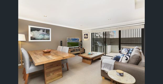 Stylishly Updated Split Level Apartment With Private Courtyard - Photo 1