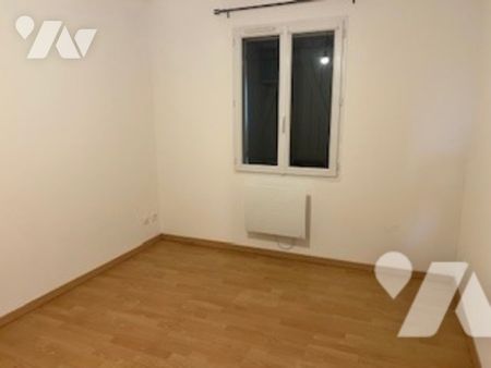 SAINT CLAIR SUR LES MONTS, maison de plain pied d'~85m² avec jardin, trois chambres et garage. - Photo 3