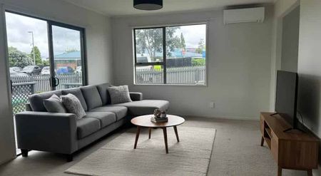 Spacious 3-Bedroom Home with Sleepout – Conven... - Photo 4