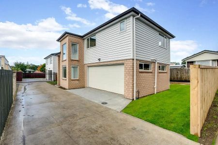 Modern 5BR Family Haven in Pukekohe - Photo 5