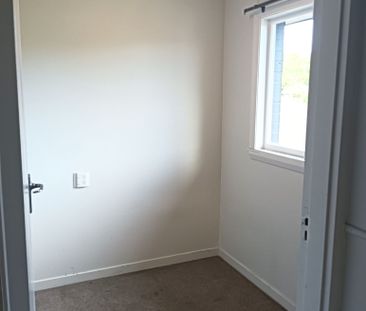 Neat & Tidy Three Bedroom Home - Photo 4