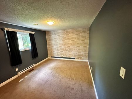 For Lease - 613 Perry Street Unit# Main, Whitby, Ontario - Photo 4