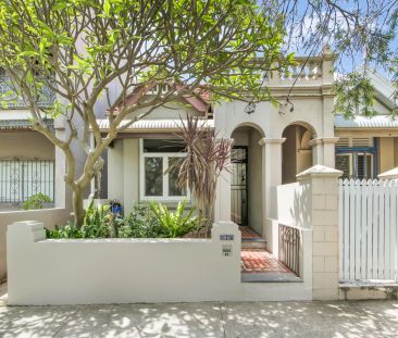 Spacious semi with sunny courtyard - Photo 2