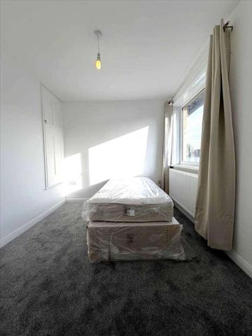 St Werburgh Crescent, Rochester, ME3 - Photo 5