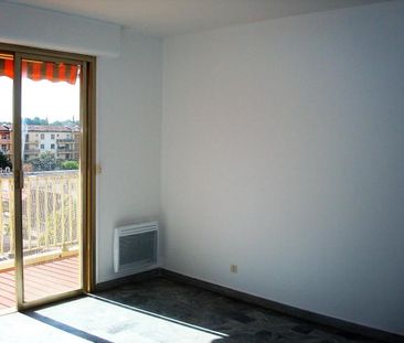 Location Appartement 2 pièces 42m² DRAGUIGNAN 83300 - Photo 3
