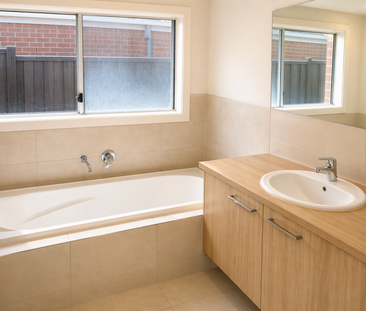 HUGE 4 BEDROOM PLUS STUDY - CARDINIA LAKES ESTATE - Photo 3