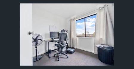 Spacious Living! - Photo 4