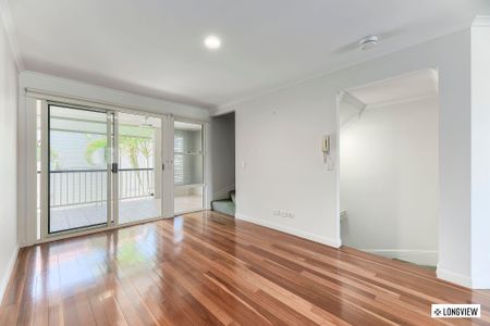 Modern, Stylish Tri Level Townhouse in the heart of Paddington! - Photo 3