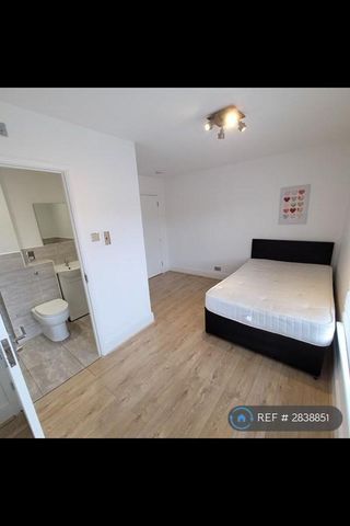 1 bedroom in a house share to rent - Photo 5