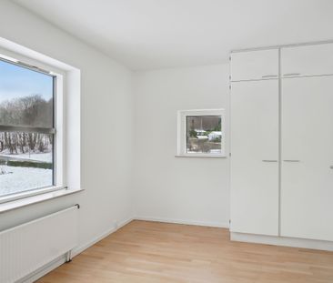 Gennemrenoveret 3-vær. stuelejlighed med 2 terrasser på eftertragte... - Photo 2