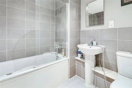 3 bedroom flat - Photo 4