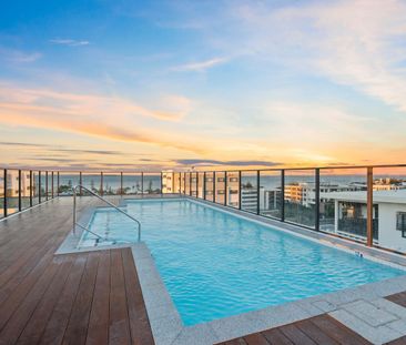 Penthouse Living Redefined - 1601/90 Berrima Street, Wynnum - Photo 2