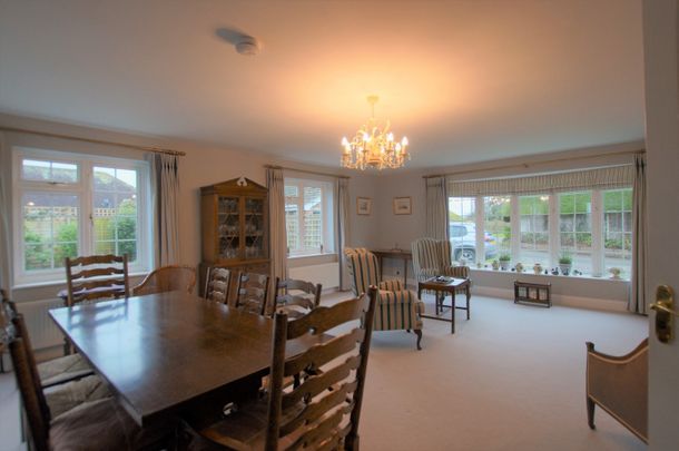 A rare opportunity to rent a lovely three double bedroom bungalow in a cul-de-sac location close to West Wittering beach - Photo 1