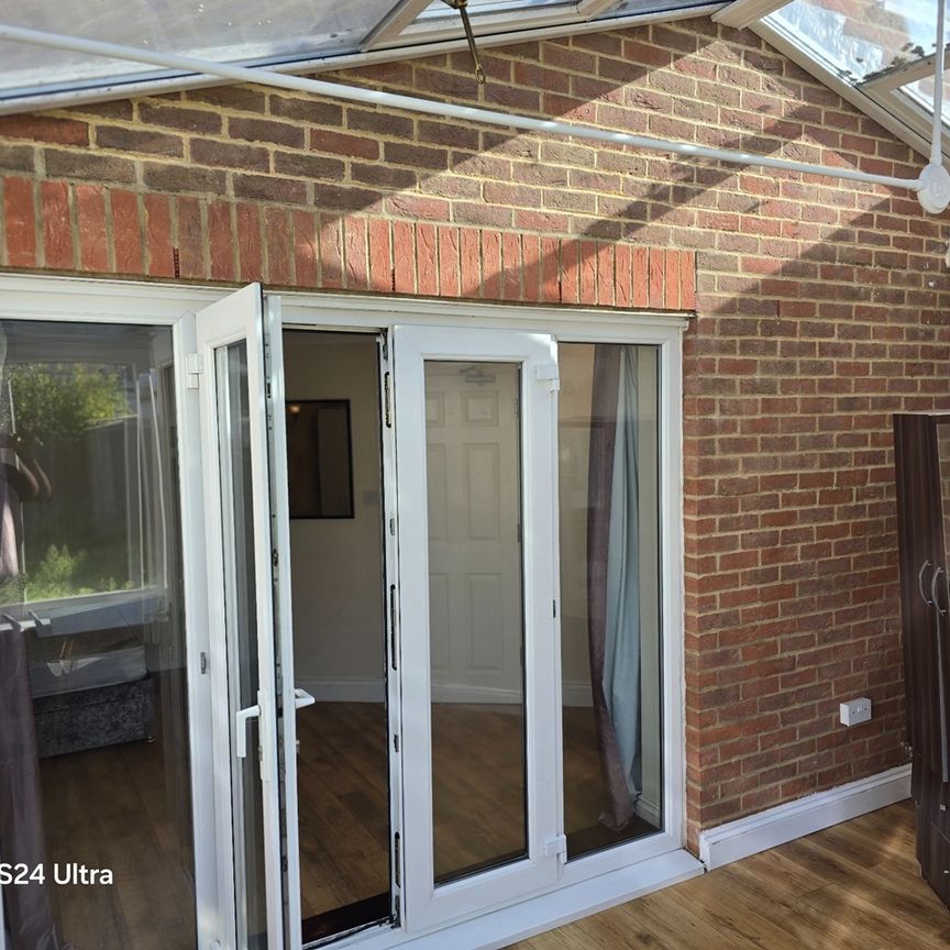 3 Bed Terraced House, Thornton Road, CR0 - Photo 1