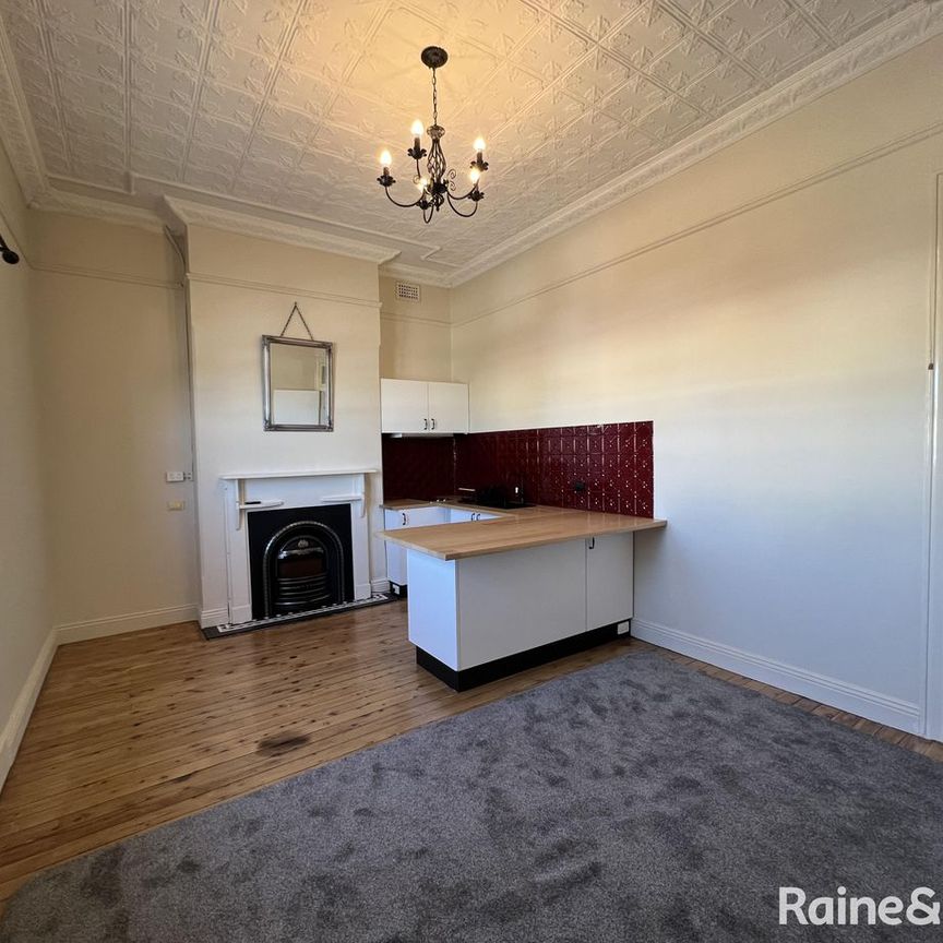 Renovated & Stylish First Floor Central Unit Above Shops - Photo 1