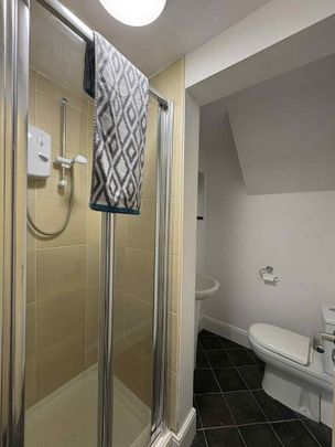 1 bedroom in a house share to rent - Photo 1