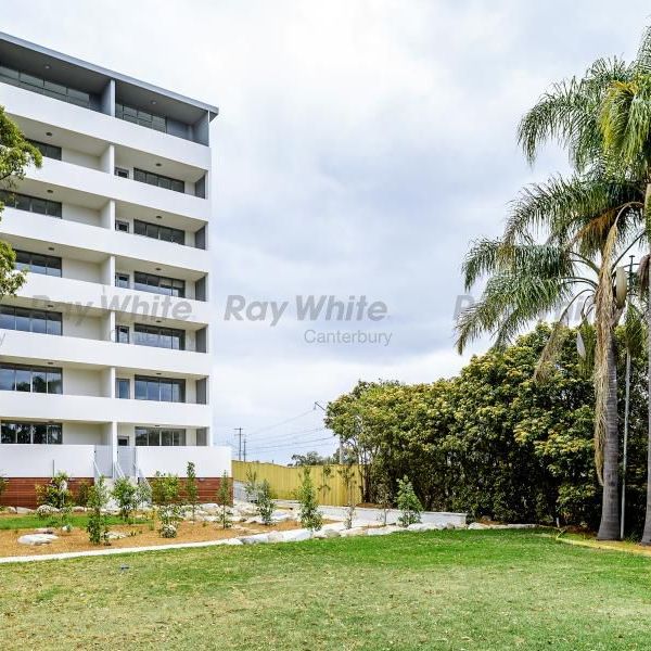 Bright & Airy 2 Bedroom Apartment ! - Photo 1