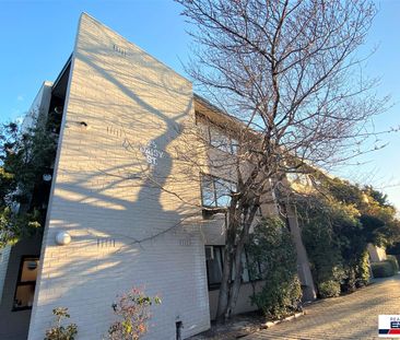 Delightful One Bedroom Apartment in the Heart of Essendon - Photo 4