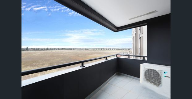 Chic bright and spacious living - Photo 1