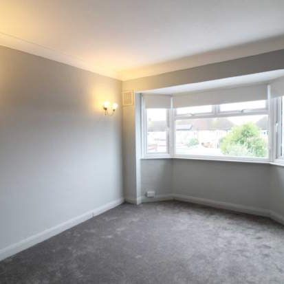 3 bedroom property to rent in Morden - Photo 1