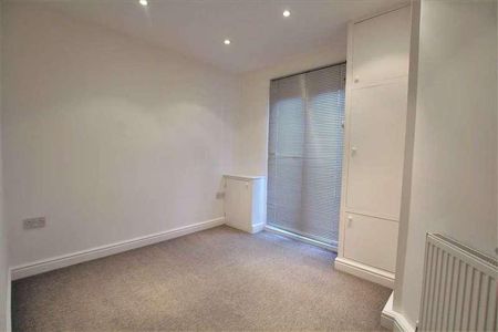 Carfax, Horsham, RH12 - Photo 2