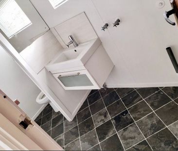 Fully Self Contained detached Sunny aspect - Photo 5