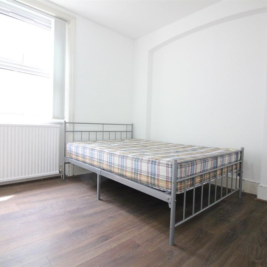 Madeley Road, London - Photo 1