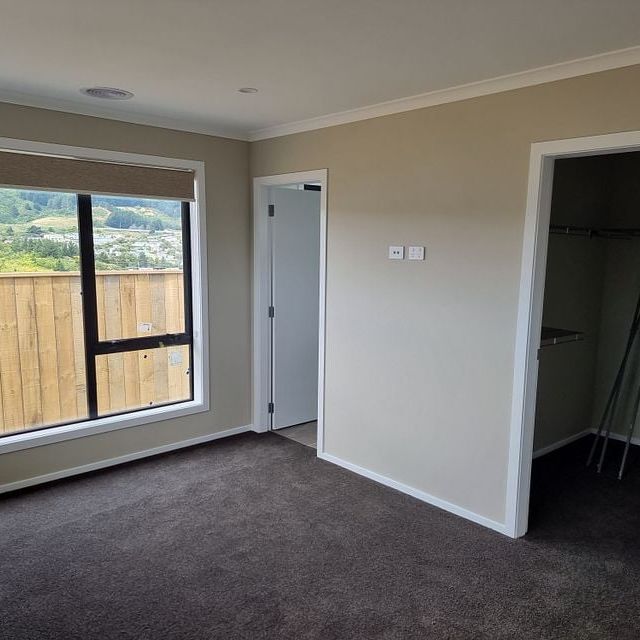 Single level 4-bedroom 2-bathroom house - Photo 1