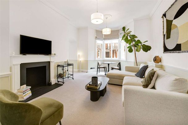 Perfectly located lateral two bedroom flat with two reception rooms in the heart of Knightsbridge boasting over 1,000sqft of living space. - Photo 1