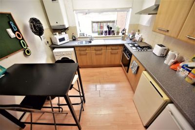 3 bedroom House in St Johns Close, Leeds - Photo 4