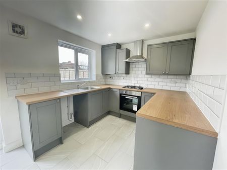 3 Bedroom Townhouse for rent in Sargeson Road, Armthorpe, Doncaster - Photo 5