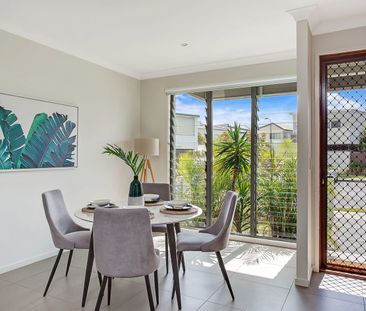 Trendy 3 bedroom townhouse - Photo 3