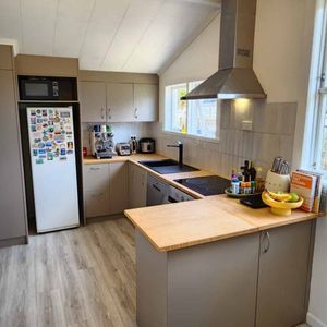 New Plymouth, 3 bedrooms - Photo 2