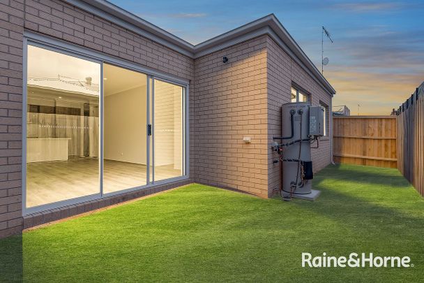 Four-bedroom house in Cranbourne South! - Photo 1