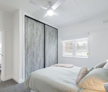 Stylish, Sunlit Living in a Prime Mayfield Location - Photo 4